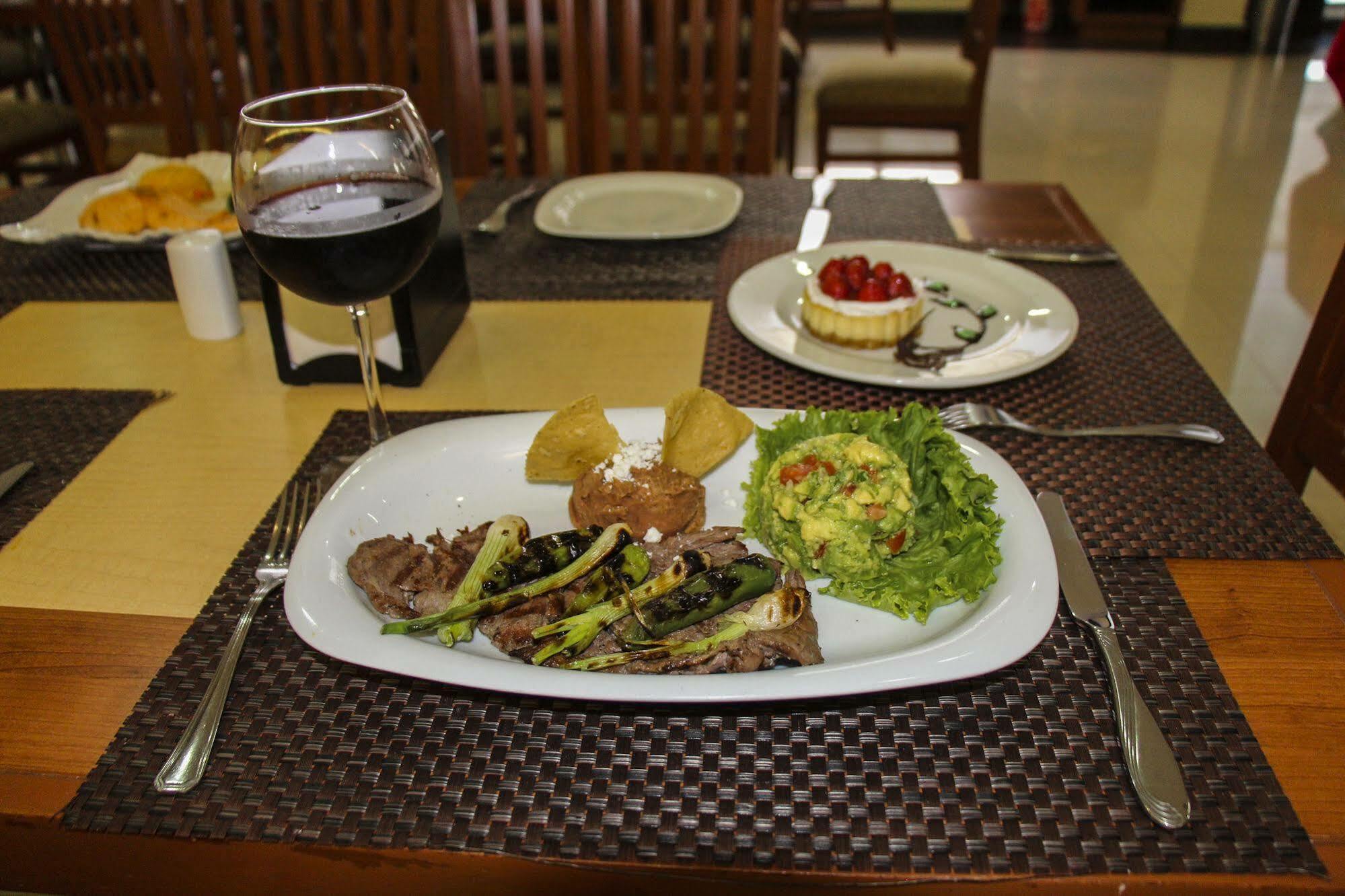 Hotel Soleil Business Class Celaya Bagian luar foto