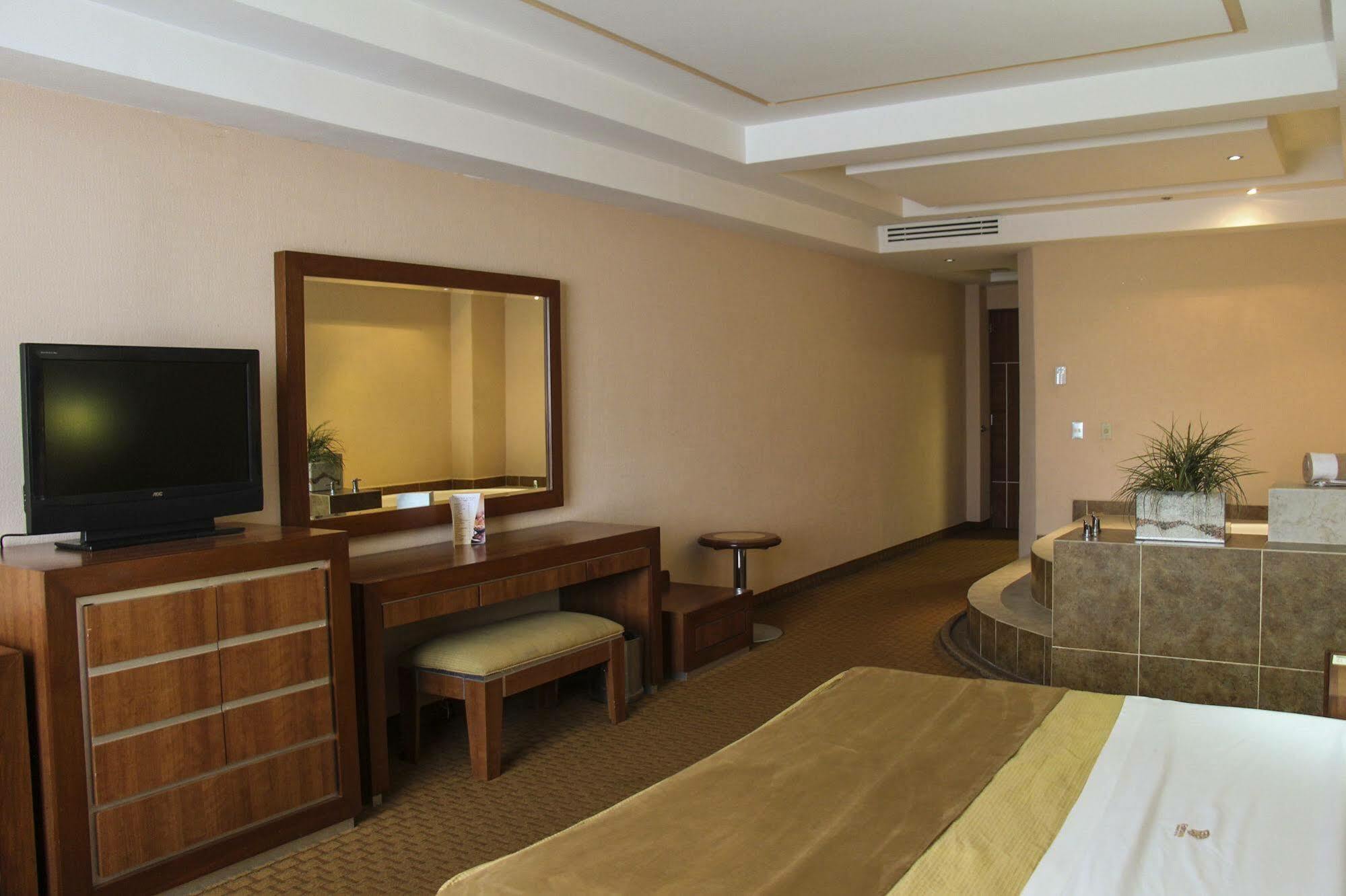 Hotel Soleil Business Class Celaya Bagian luar foto