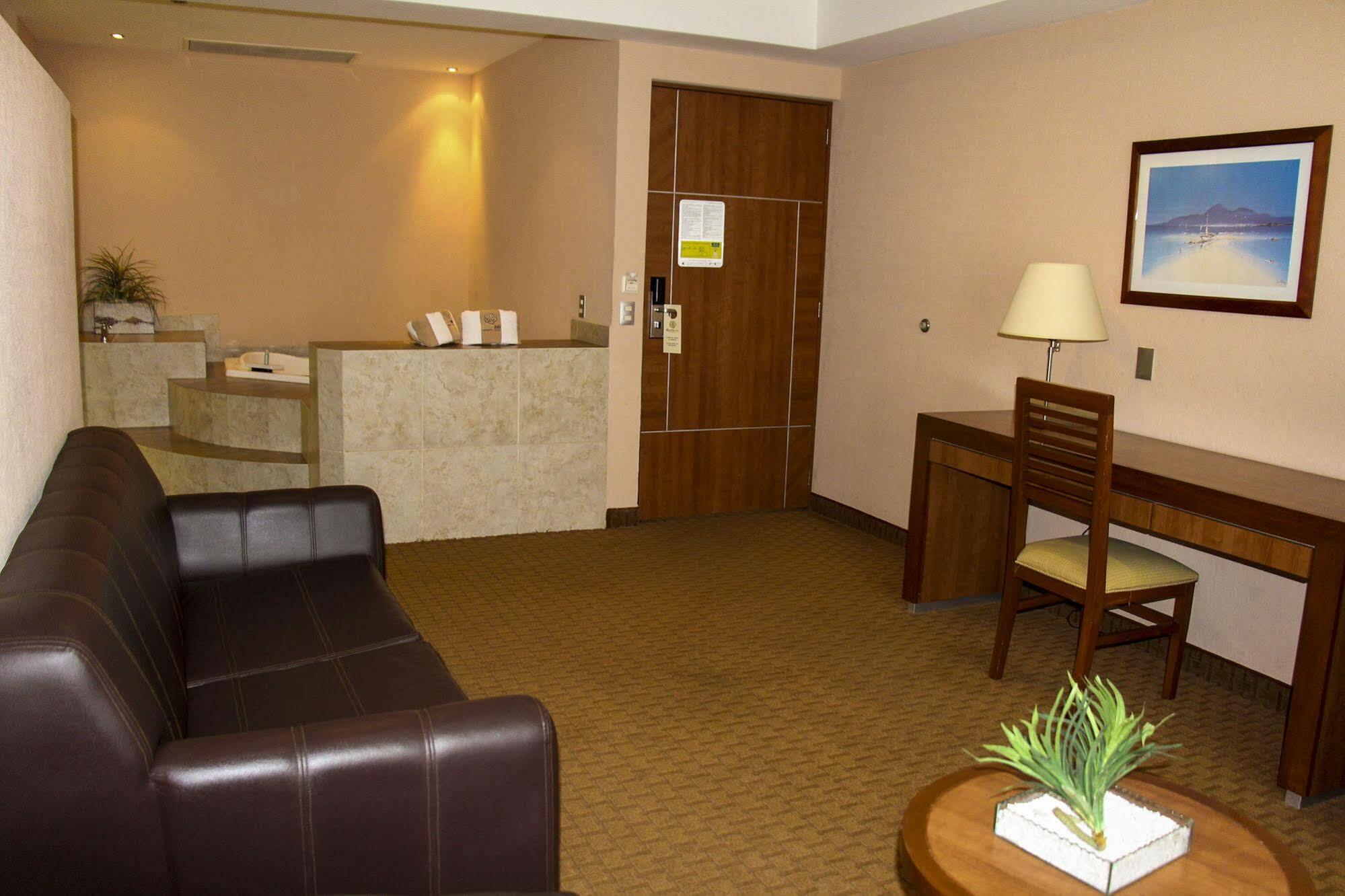 Hotel Soleil Business Class Celaya Bagian luar foto