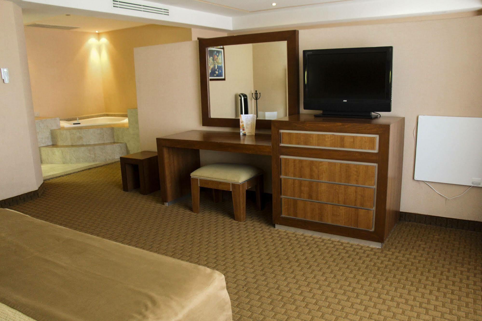 Hotel Soleil Business Class Celaya Bagian luar foto